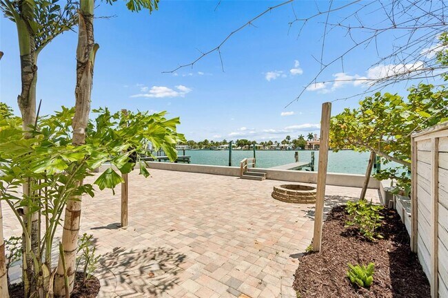 Foto del edificio - 8125 Bayshore Dr