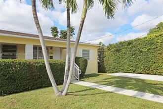 Building Photo - 2746 SW 32nd Ct