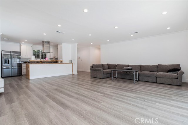 Building Photo - 9441 Woodley Ave