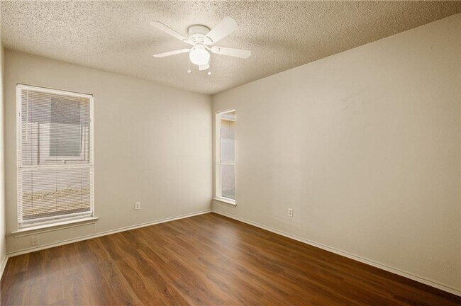 Building Photo - Lovely 3 bed, 2 bath duplex in South Round...