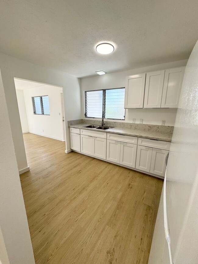 Building Photo - Newly renovated 3 bed, 2 bath w/ 2 parking...