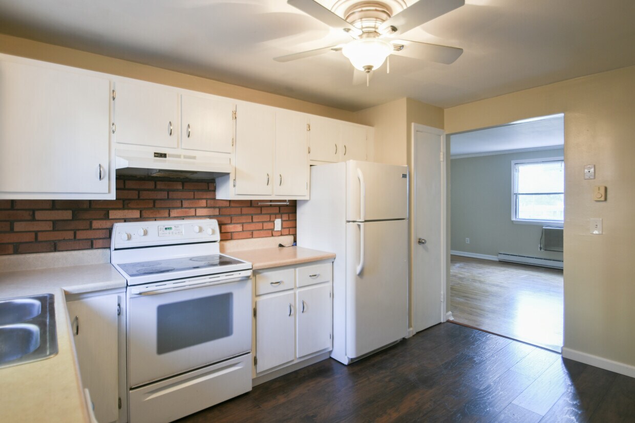 273 Queen St Unit 3D, Southington, CT 06489 Condo for Rent in