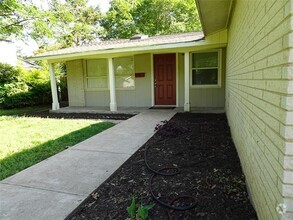 Building Photo - 811 Vinecrest Ln