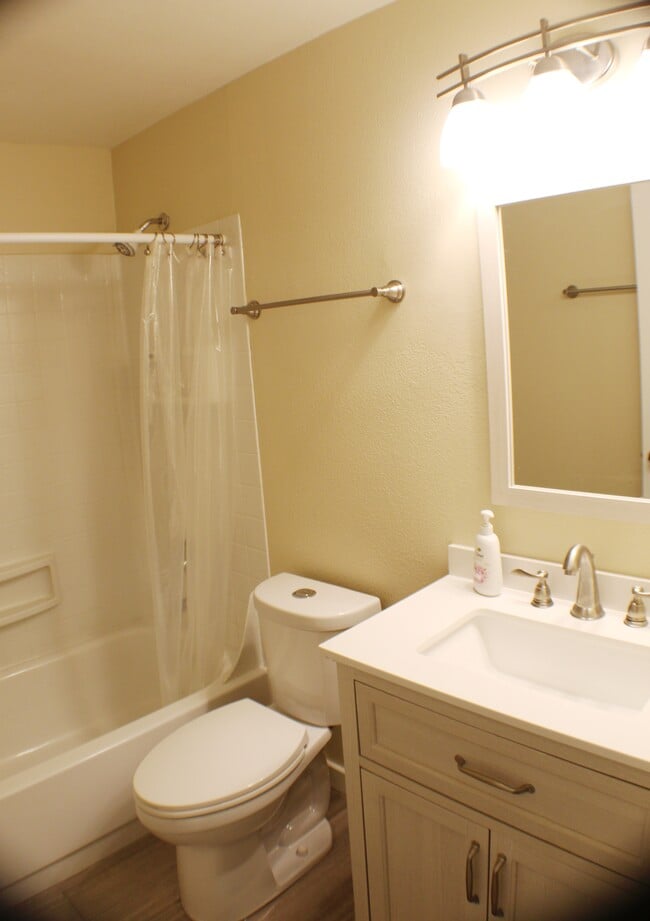 Bathroom - 5130 SE Foster Rd