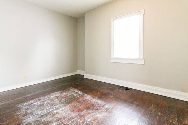 Foto del edificio - 4 bed, 2 bath Home- Close to Local Shops and Restaurants