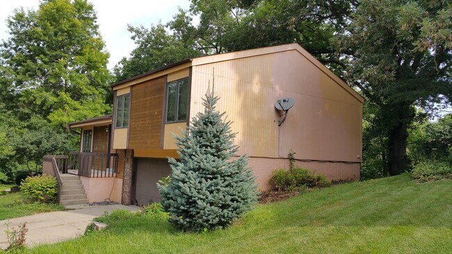 Foto del edificio - Spacious Four Bedroom House in NE Iowa City Neighborhood