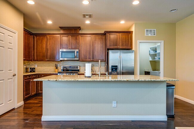 Building Photo - Single-Story Living with Modern Finishes – Available Furnished or Unfurnished