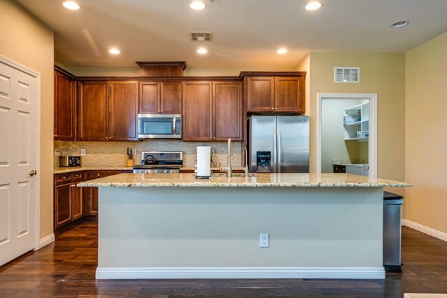 Foto del edificio - Single-Story Living with Modern Finishes – Available Furnished or Unfurnished