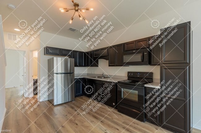 Building Photo - 3 br, 3 bath Triplex - 4310 Attra St