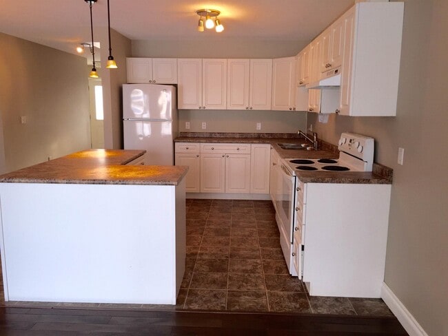 Photo du bâtiment - 7916-7988 88 Ave