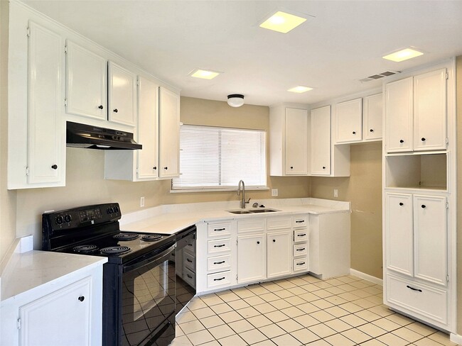 Building Photo - 16635 Neumann Dr