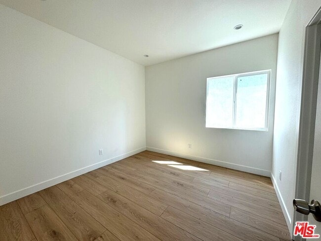 Foto del edificio - 1220 W 25th St