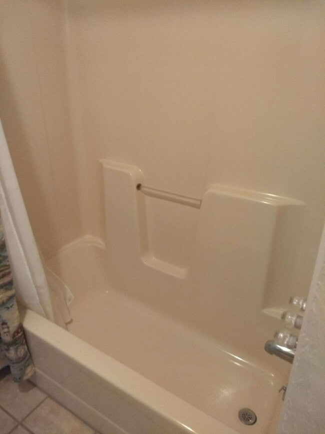 Building Photo - Cozy House in Manchester