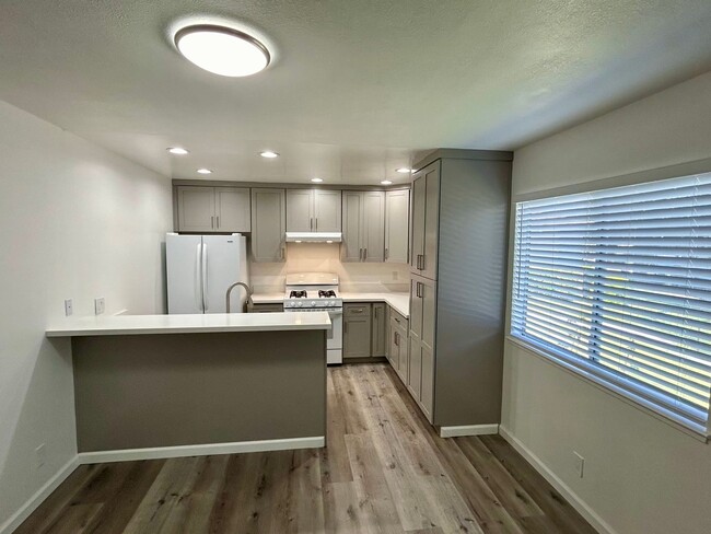 Foto del edificio - Updated Laguna Vista Condo!