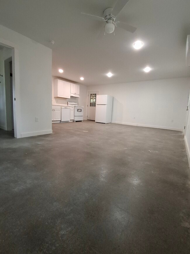 Building Photo - 46 Lena Dr