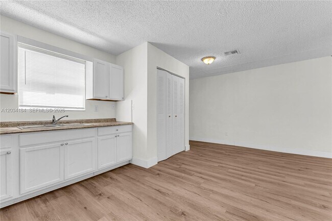 Foto del edificio - 3100 NW 42nd Ave