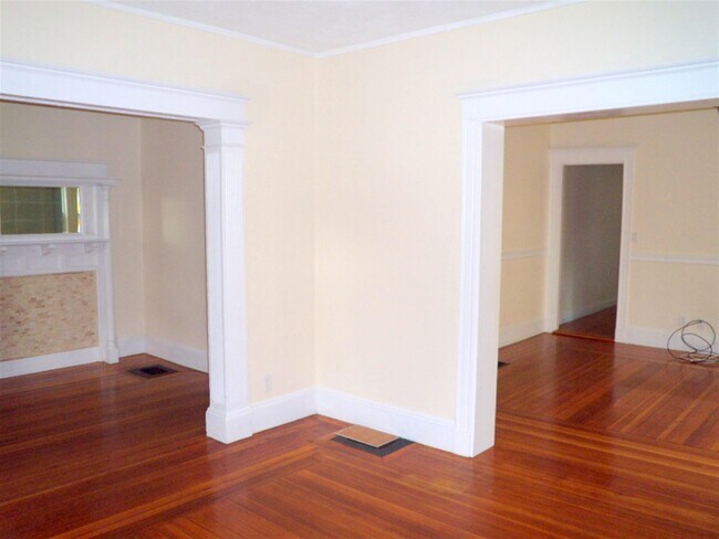 Building Photo - 171 College Ave