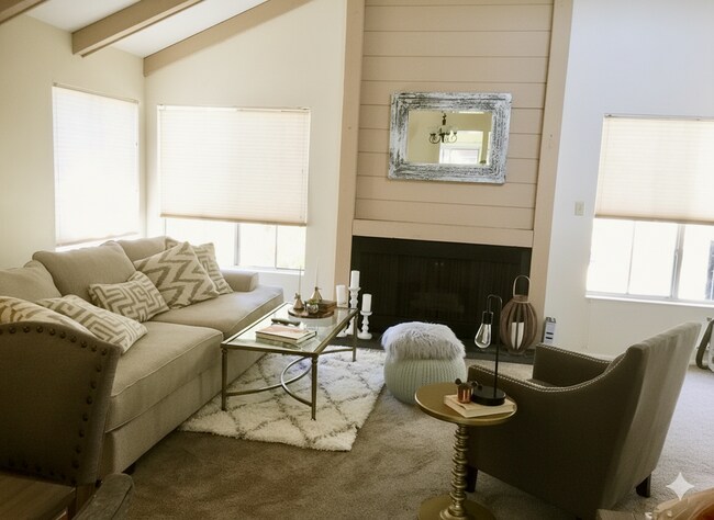 Sala de estar (la chimenea es solo decorativa) - 4904 Maytime Ln