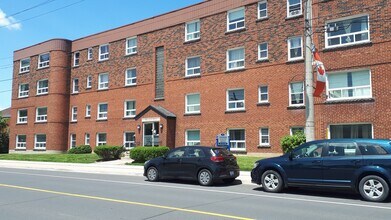 Building Photo - 385 Concession St