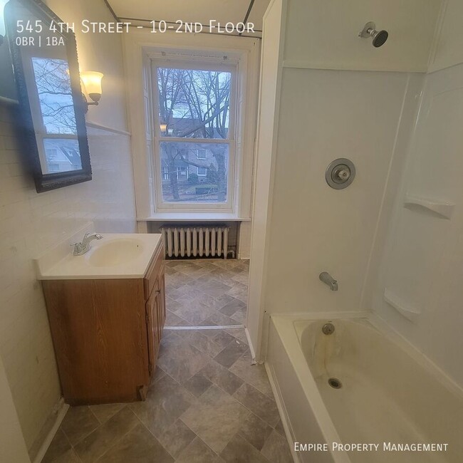 Building Photo - 2nd Floor: Studio / 1 Bathroom Apartment i...