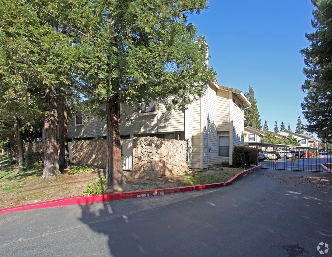 Crestview Townhomes Apartments in Carmichael, CA