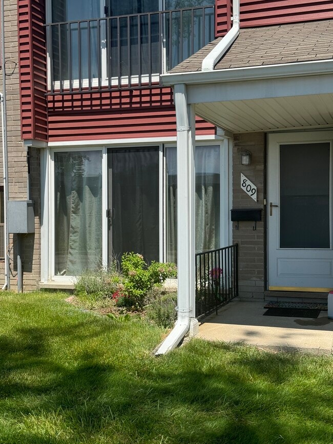 Building Photo - 809 Sunset Ln