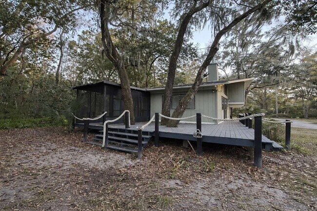 Foto del edificio - Split-Level Design Perfect for Work-From-Home or Guests