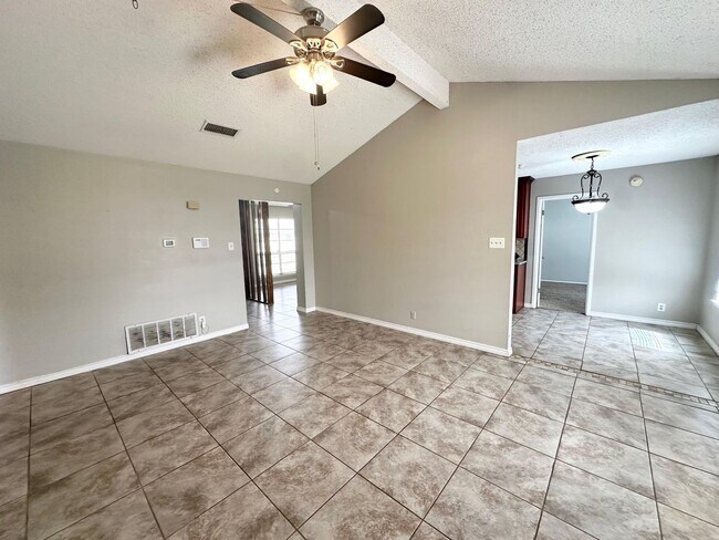 Foto del edificio - 3 Bed 2 Bath Ready To Rent!