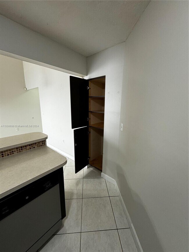 Building Photo - 9409 Fontainebleau Blvd