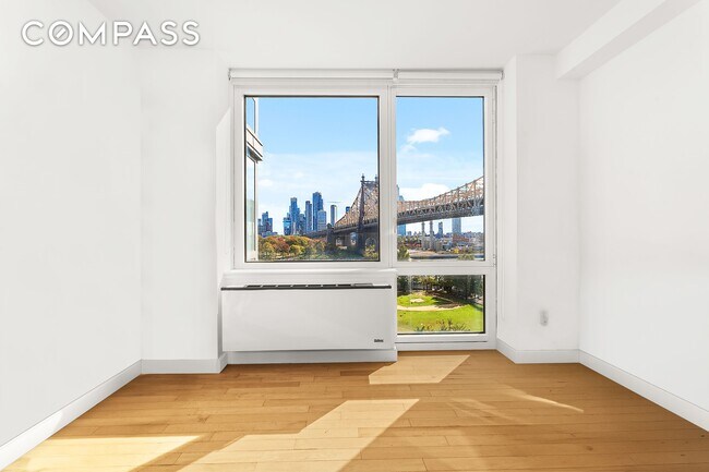 Foto del edificio - Skyline Splendor: Luxurious 2-Bedroom Retreat with Breathtaking NYC Views