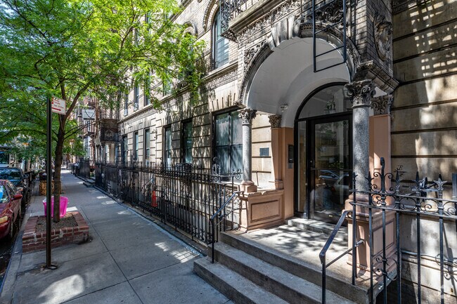 Entrance - 433 E 80th St