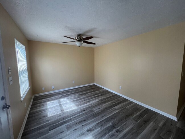 Foto del edificio - Available Now! 2 BR 1 Bath Duplex - Minute...