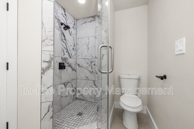 Foto del edificio - 450 Scenic Dr