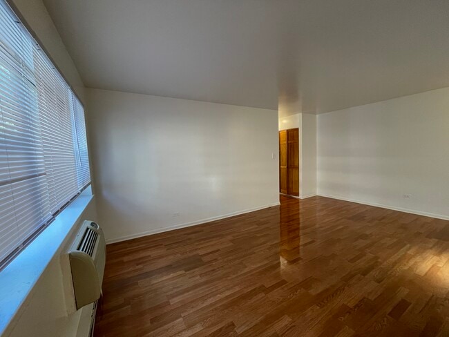 Building Photo - 5920 N Kenmore Ave