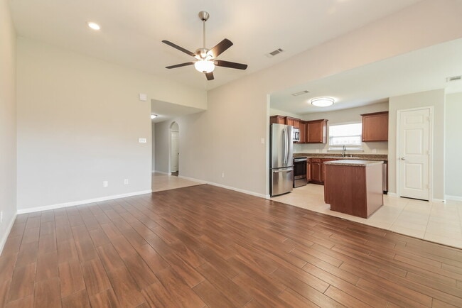 Building Photo - 2033 Pine Knoll Way