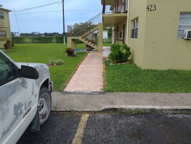 Building Photo - 423 N Cocoanut Rd