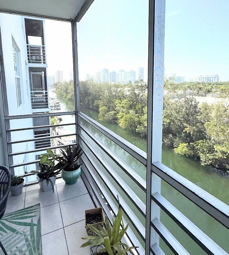 Foto principal - 3660 NE 166th St