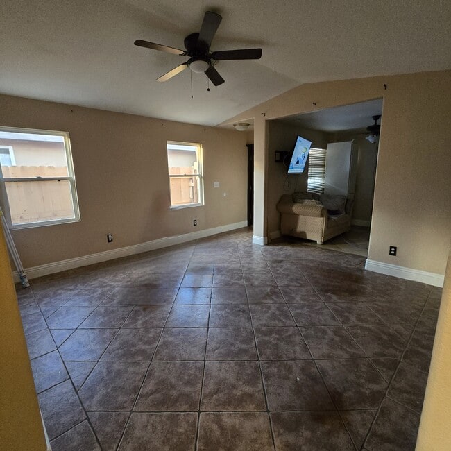 Foto del edificio - 2219 Camino Dr