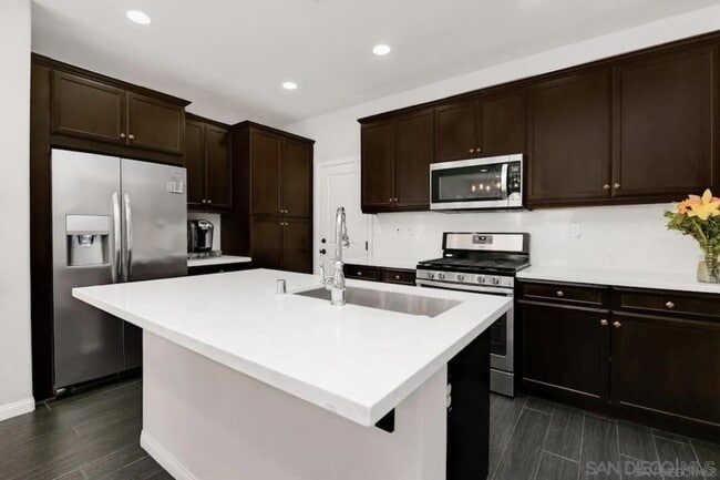 Building Photo - 15923 Parkview Loop