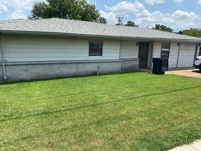 Photo - 1500 NE 33rd St (Oklahoma City, OK) House