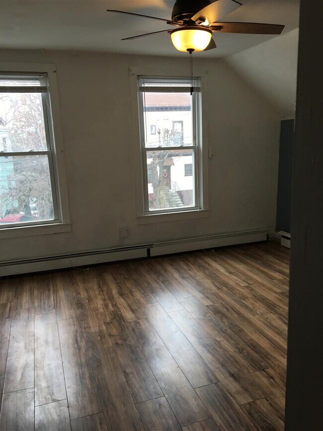 Building Photo - 150 Hutton St