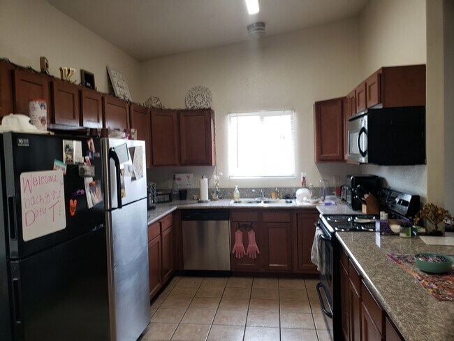 Building Photo - 1409 E Elm St