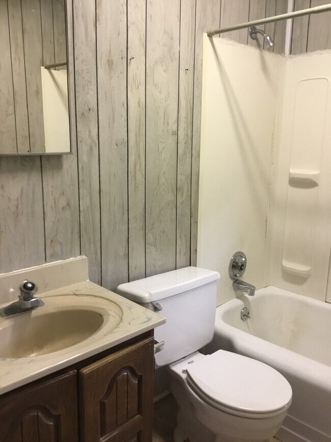 Building Photo - Charming 2-Bedroom Home with Spacious Livi...