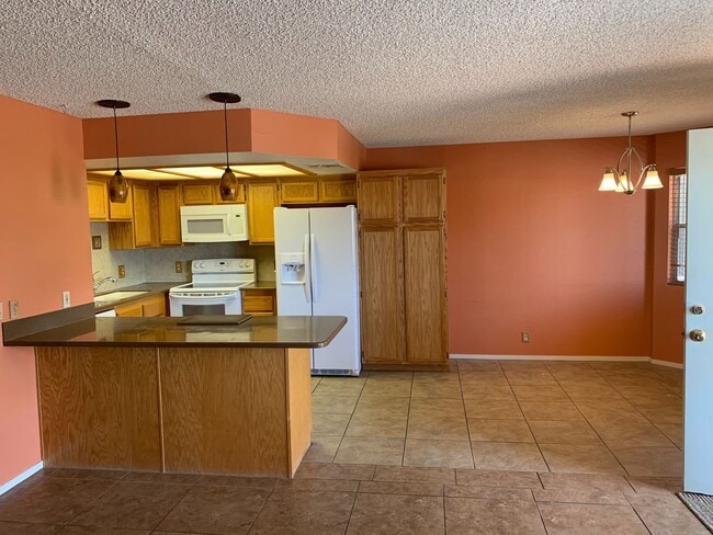 Building Photo - Beautiful upper level larger 2 bedroom, 2 ...