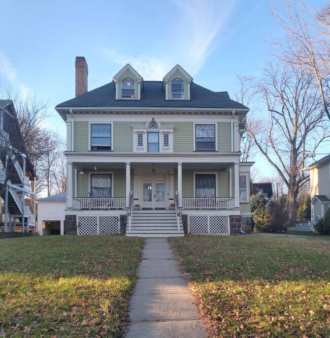 Building Photo - 96 Elm St