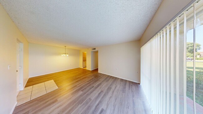Foto del edificio - 2BD/1BA Condo  **First Floor & Water Included**