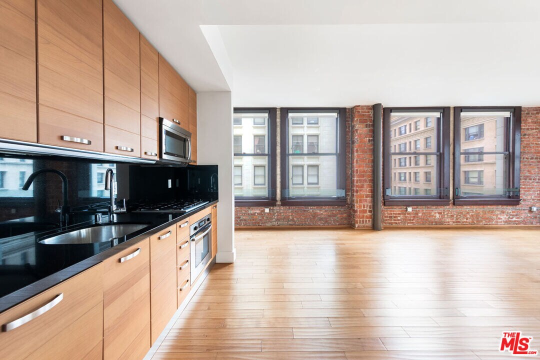 Primary Photo - 460 S Spring St