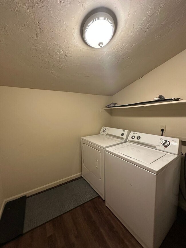 Foto del edificio - 2 Bedroom 1 Bath Duplex Just off Mission Rd.