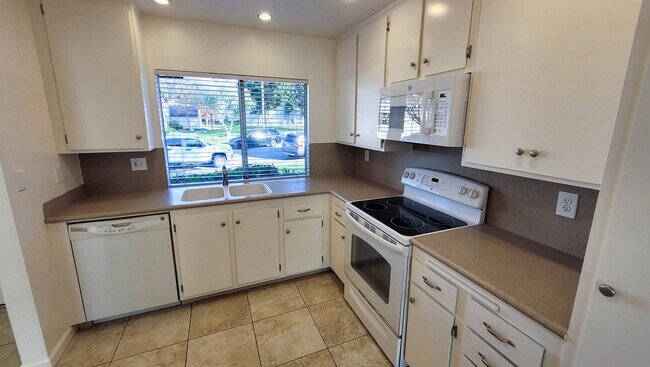 Building Photo - Two Story 2 Bed 1.5 Bath With Double Car G...