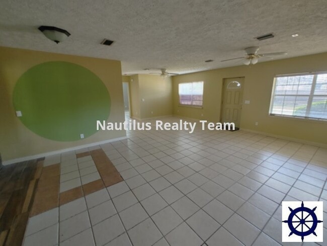 Building Photo - 1706 E 6th St